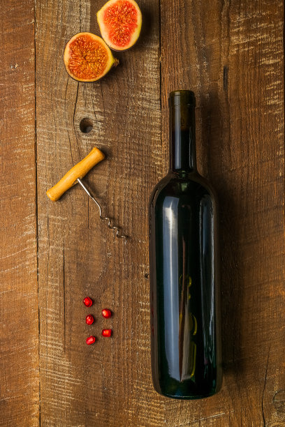 一瓶红酒，无花果和石榴籽，平铺视野。图片下载