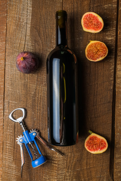 一瓶红酒，无花果和石榴籽，平铺视野。图片下载