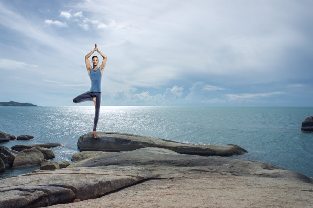 在海边沉思的年轻人图片下载