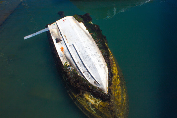 海上港口的沉船图片下载
