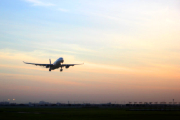 飞机在机场降落的模糊照片图片下载