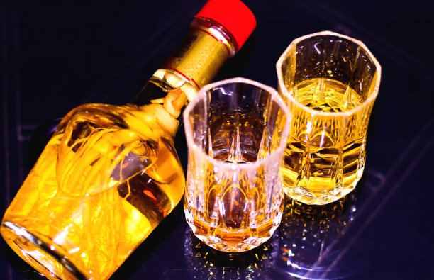 姜根酒瓶和玻璃杯图片下载