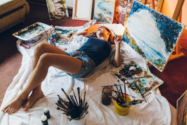 女画家被她的艺术包围着图片下载