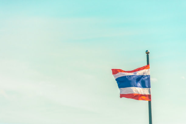 接近泰国国旗与蓝天的背景。图片下载