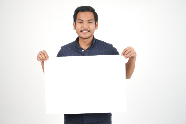 孤立的年轻亚洲人与白板图片下载