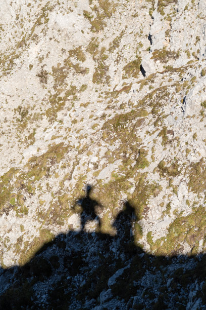 山顶上两个登山者的影子图片下载