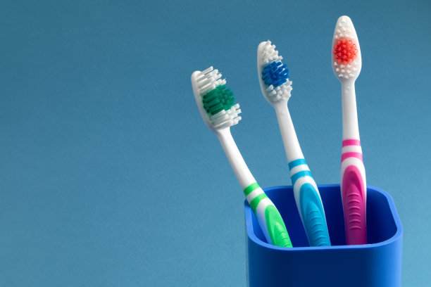 三只牙刷放在一个杯子里图片下载