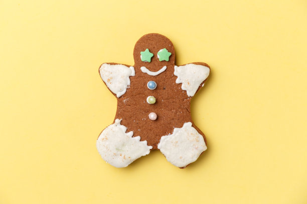 圣诞饼干在黄色背景与复制空间。前视图。平的。时尚的彩色照片。以彩色纸为背景的简约风格。圣诞节的概念图片下载