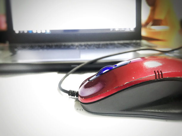 桌上的电脑鼠标。图片下载