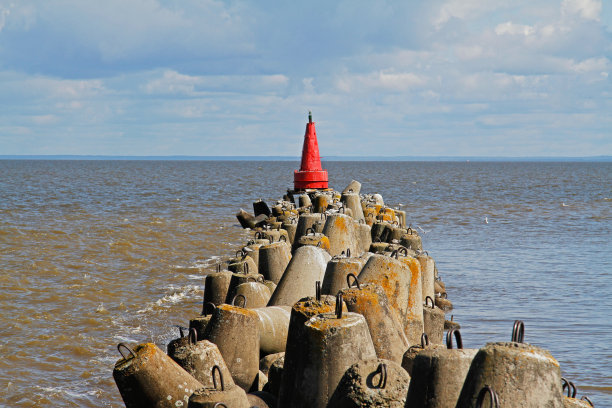 防波堤上的红色导航信号浮标图片下载