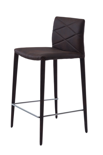 棕色菱形纹理的高椅子孤立在白色背景上。酒吧的家具。图片下载