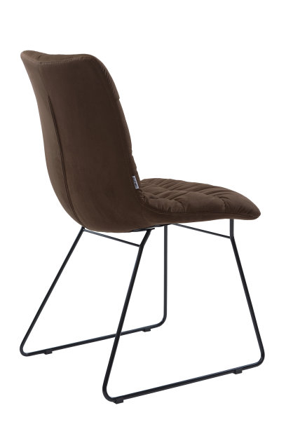 棕色的单座办公椅，上面盖着一块软布。没有扶手的现代椅子孤立在白色背景，正面视图。图片下载