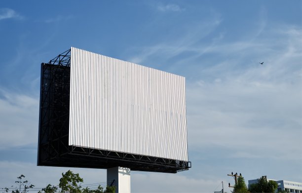 蓝天背景下的空白广告牌图片下载