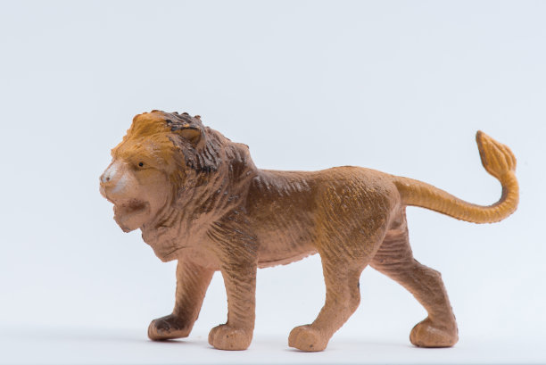 狮子玩具模型孤立的白色背景图片下载