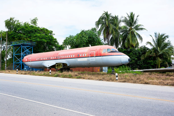 一架废弃的飞机停在泰国清迈的路边图片下载