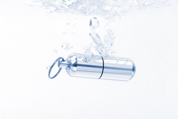 铝密封容器在水中图片下载