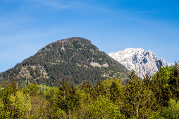 阿尔卑斯山上的一座山图片下载