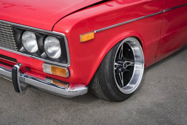 银色金属轮辋黑色光面轮胎上的新款豪华汽车车轮侧视图图片下载