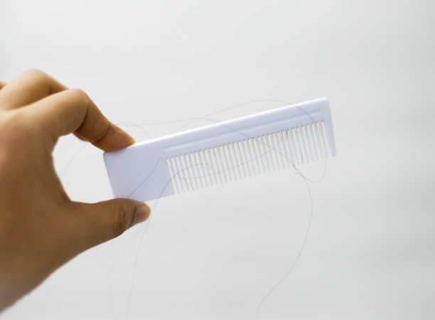 在选择性聚焦头发脱落和白梳、健康问题、模糊灯光设计背景图片下载