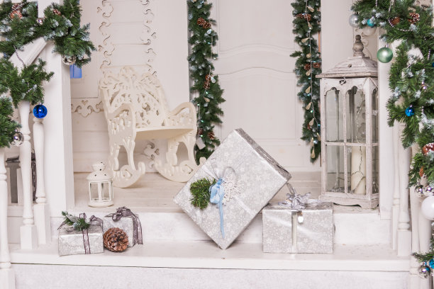 圣诞节装饰家门口、天井、楼梯、台阶。圣诞礼物礼盒和乡村装饰在复古的木制背景。创意家居装饰。复制空间设计。图片下载