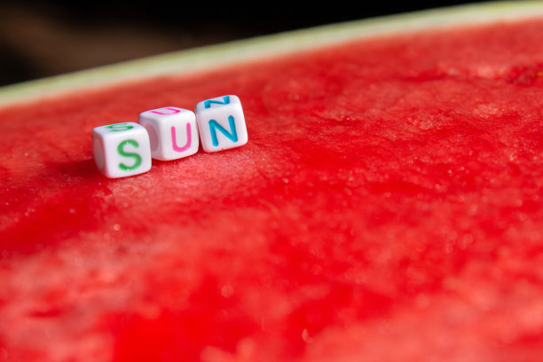 “太阳”的碑文是由放在西瓜上的立方体和字母组成的图片下载