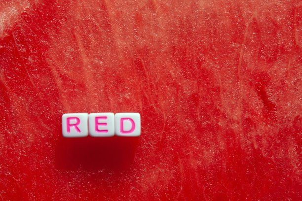 红色的碑文是由方块和字母躺在西瓜上图片下载