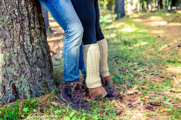 情侣依偎在树旁图片下载