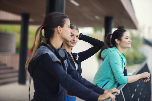 在城市街道上慢跑图片下载