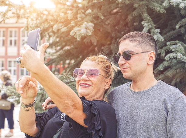 一位老年妇女正在用手机自拍图片下载