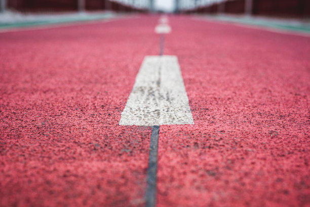 有标志的红色道路图片下载