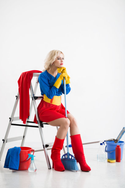 女超人清洁后休息图片下载