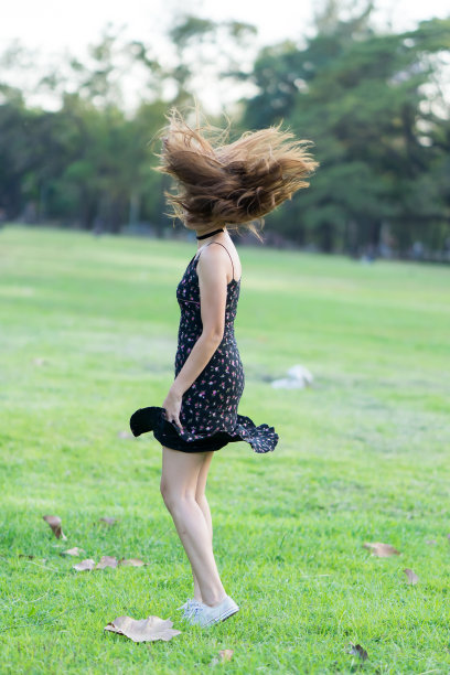 女人的运动让她看起来就像一头蓬乱的头发图片下载