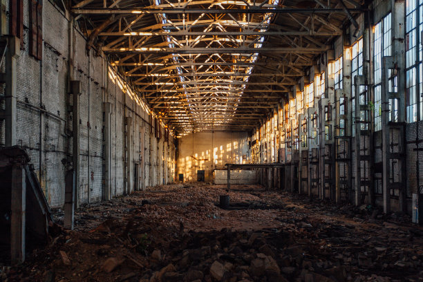 废弃的大型工业大厅和垃圾。沃罗涅日挖掘机制造厂图片下载