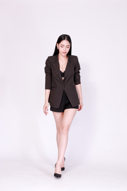 优雅和现代亚洲自信的商业女性在lookbook风格孤立的白色背景。图片下载