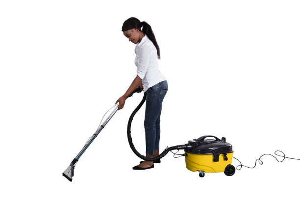 女人用吸尘器清洁地毯图片下载
