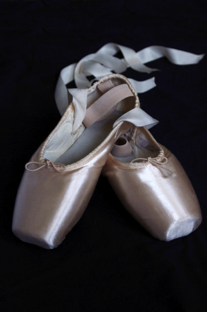 粉色芭蕾舞尖头鞋与黑色背景缎带图片下载