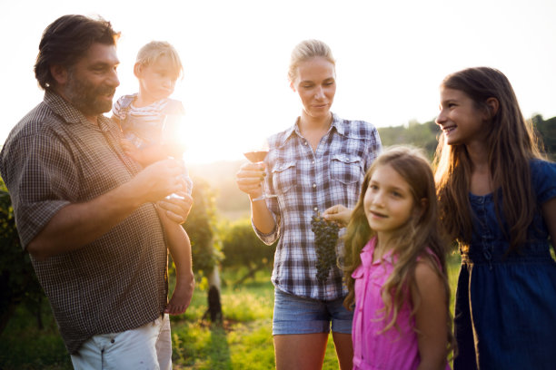 葡萄园中的葡萄酒种植者家族图片下载