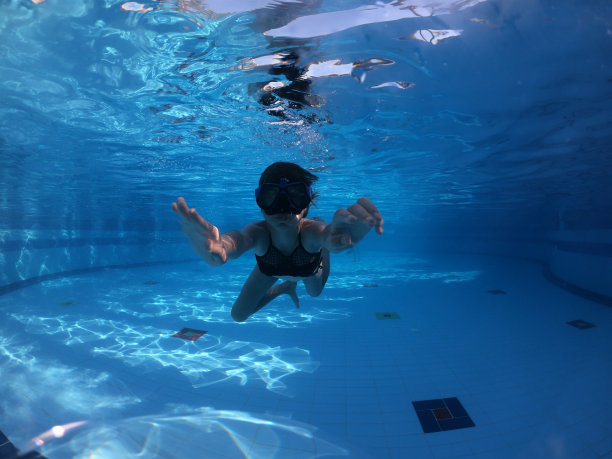 少女在游泳池跳水图片下载