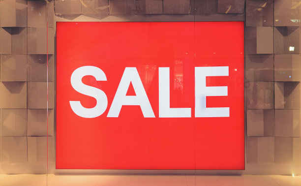 价格标签上写着“出售”的红色背景玻璃柜。图片下载