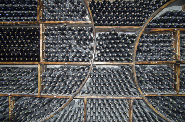 酒窖有许多瓶陈酿葡萄酒图片下载