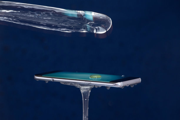 手机防水。测试防水手机图片下载