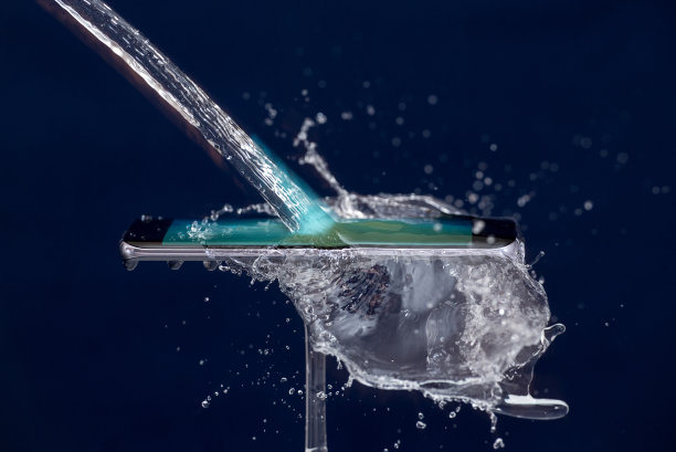 手机防水。测试防水手机图片下载