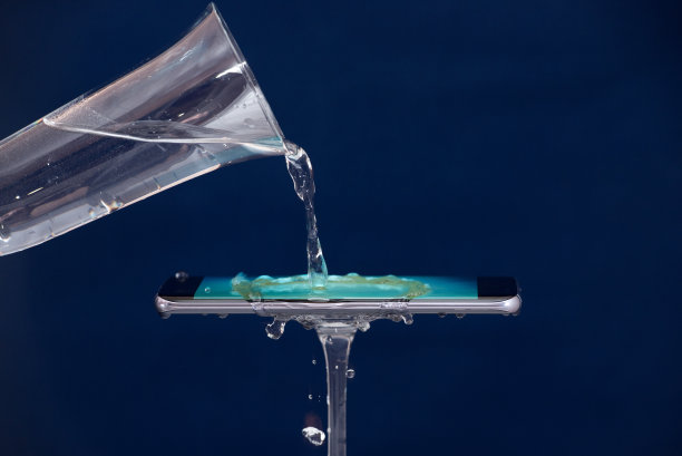 手机防水。测试防水手机图片下载