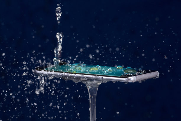 手机防水。测试防水手机图片下载