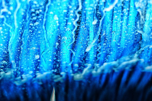 汽车挡风玻璃上有肥皂水的痕迹图片下载