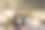 一名男子坐在南非伊丽莎白港拖鞋夫人山的悬崖边上。图片下载