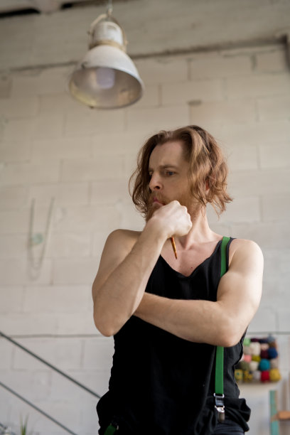 工作室男艺术家图片下载