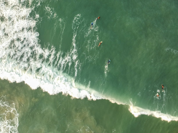 海浪鸟瞰图与人冲浪，冲浪图片下载