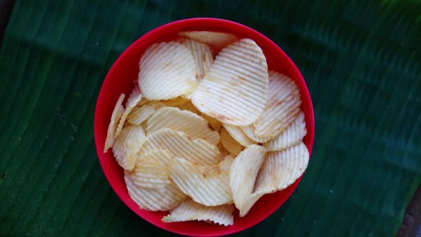 红色碗里的薯片图片下载