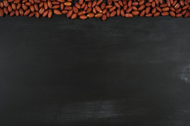 黑色黑板上的花生。前视图。图片下载